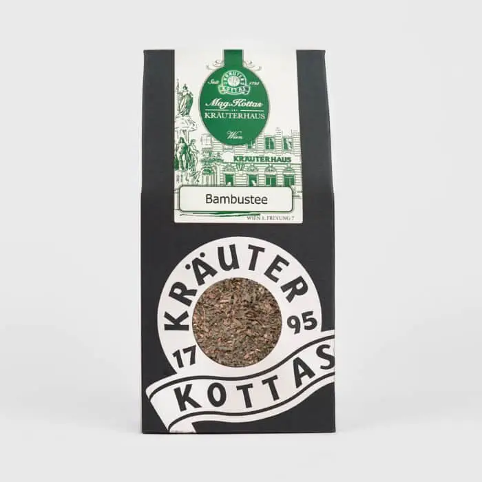Eine Packung KOTTAS Bambustee mit babusgrünem Logo und Blick auf die lose bräunliche Teemischung.