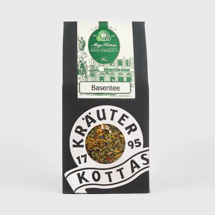 Eine Packung KOTTAS Basentee mit Blick auf die lose Teemischung.