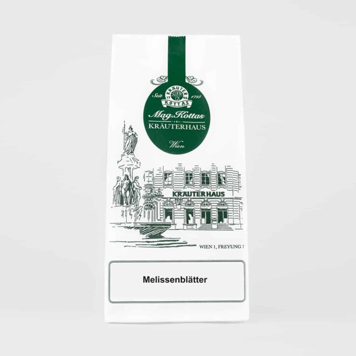 Eine weiße Packung mit grünem Logo für den Melissenblätter Tee von KOTTAS.