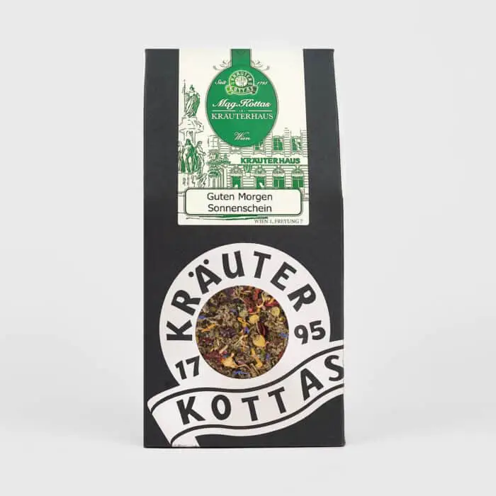 Eine Packung Frühstückstee von KOTTAS, in dunkler Verpackung.