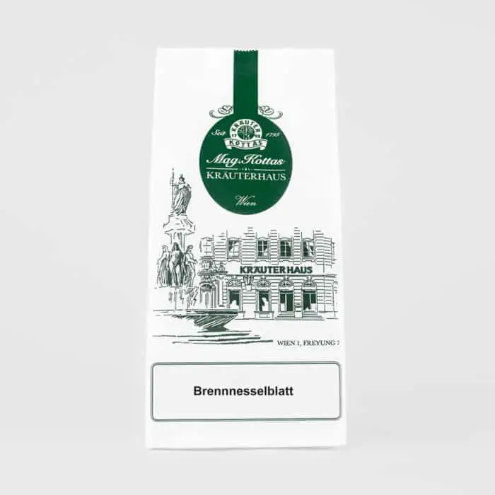 Eine Packung Brennnesselblätter in weißer Verpackung mit grünen Akzenten.