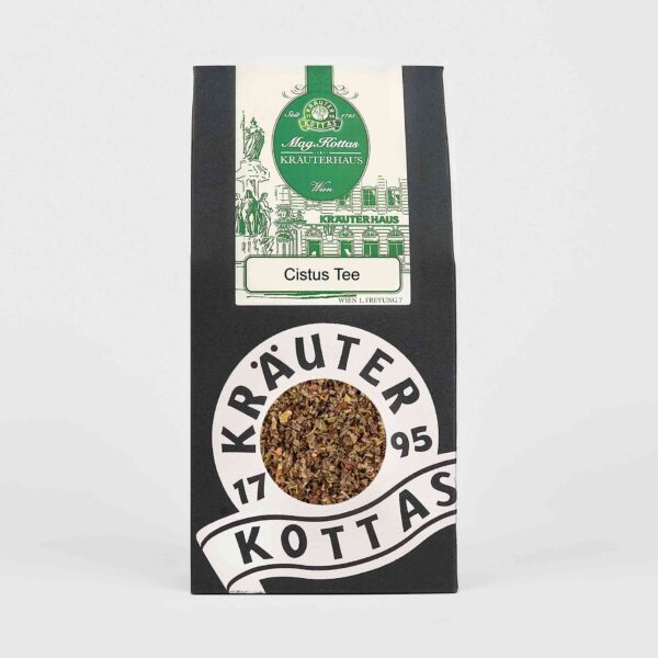 Eine Packung Zistrosen Tee von KOTTAS. Die Packung ist schwarz mit grünem Logo und Blickloch auf die lose braune Teemischung.