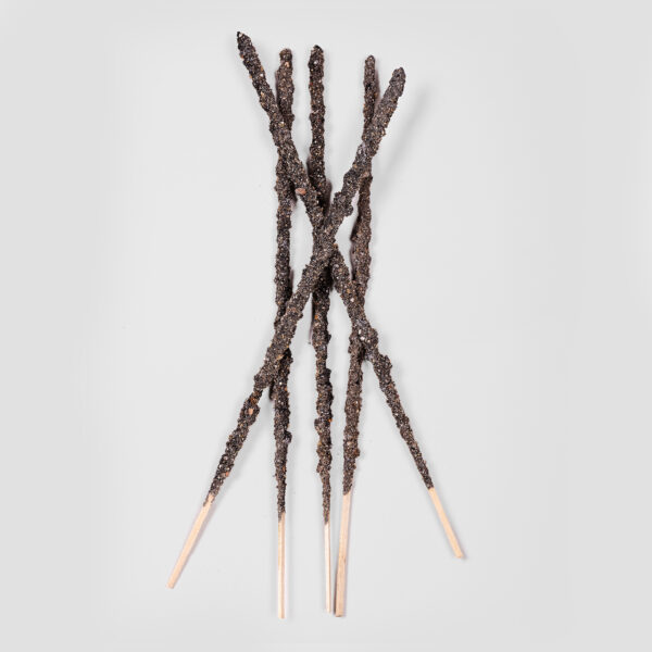 5 Räucherstäbchen von Sagrada Madre mit Copal liegen übereinander. Sie sind braun und handgedreht.
