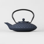 Hochwertige, blaue Teekanne aus Gusseisen im japanischen Stil.