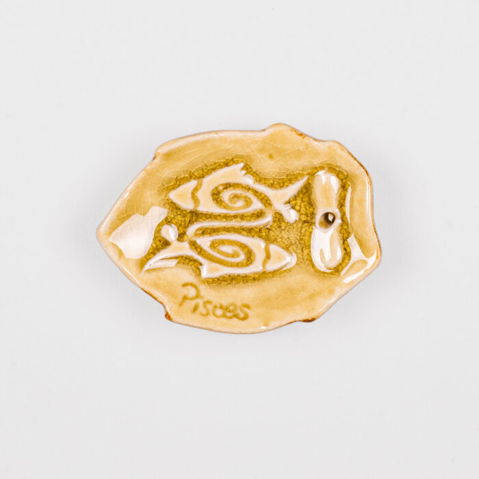 Formschöner Räucherstäbchenhalter aus Keramik, auch für Räucherkegel geeignet. Verziert mit dem Sternzeichensymbol Fische.