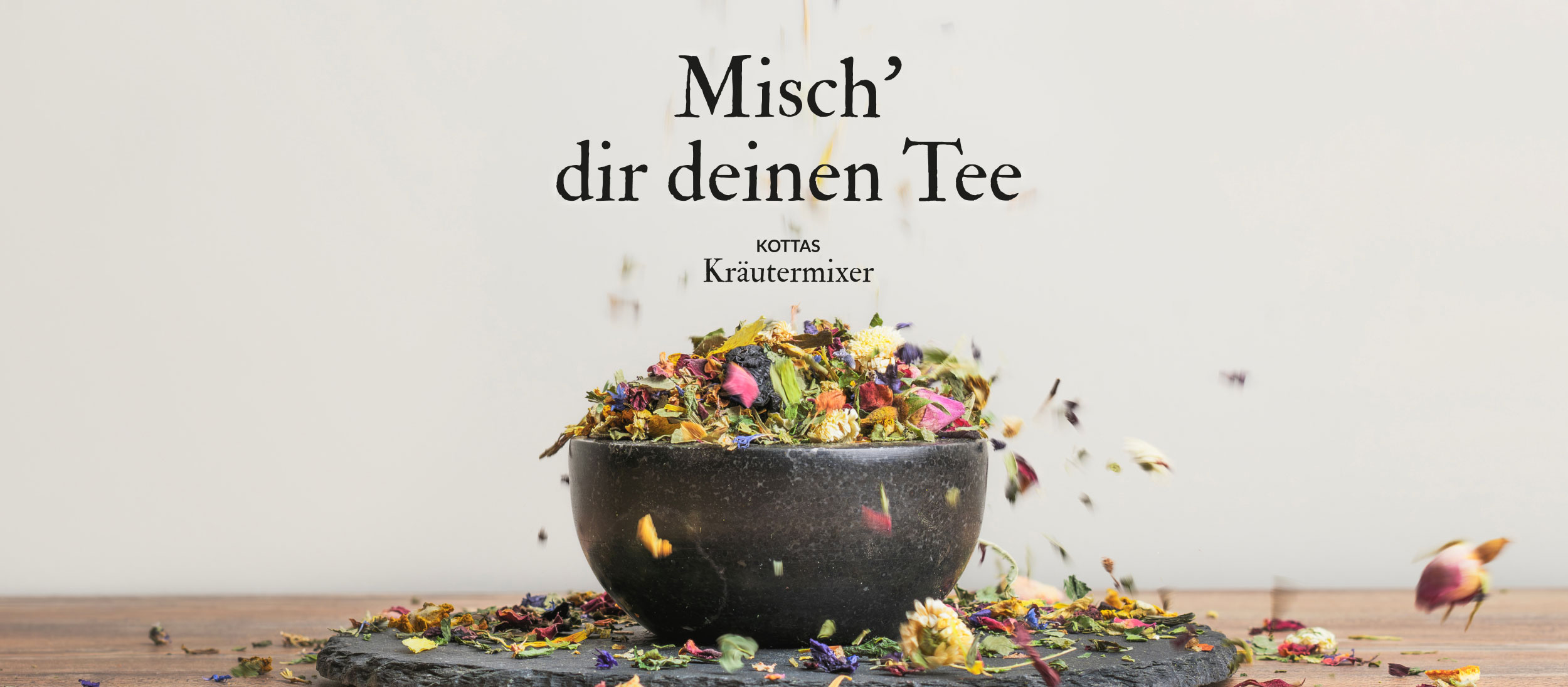 Schale mit einer Teemischung aus verschiedenen Kräutern und Blüten.