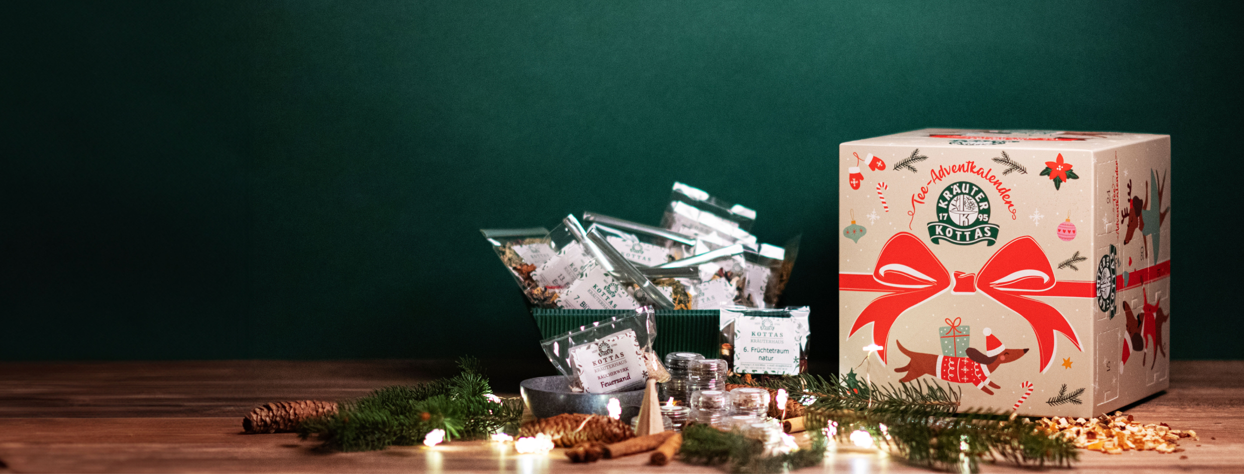 Adventkalender für die Sinne! Dunkelgrüner Hintergrund. Untergrund aus Holz mit weihnachtlicher Deko und DR. KOTTAS Tee-Adventkalender, KOTTAS Kräuterhaus Räucher-Adventkalender und KOTTAS Kräuterhaus Adventkalender Kennenlernset