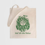 Naturweiße Baumwolltasche mit langen Henkeln. Bedruckt mit KOTTAS Kräuter Logo und dem Text "Hol dir die Natur"
