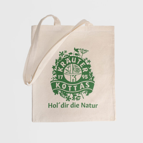 Naturweiße Baumwolltasche mit langen Henkeln. Bedruckt mit KOTTAS Kräuter Logo und dem Text "Hol dir die Natur"