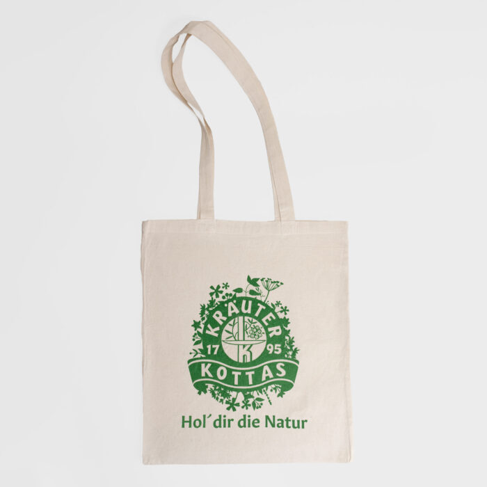 Naturweiße Baumwolltasche mit langen Henkeln. Bedruckt mit KOTTAS Kräuter Logo und dem Text "Hol dir die Natur"