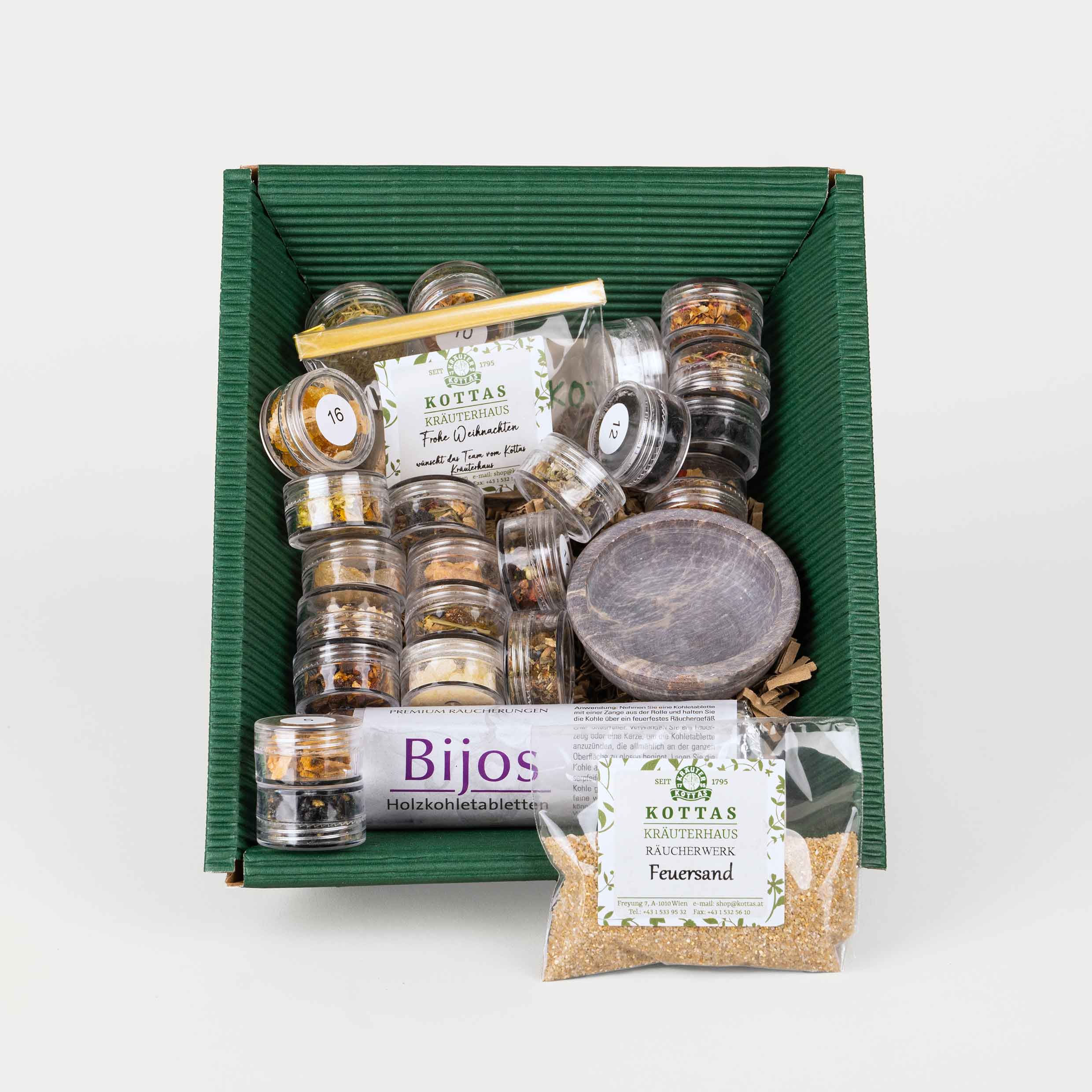 Adventkalender-Raeuchern KOTTAS Kräuterhaus Adventkalender Kennenlernset in dunkelgrüner Karton-Verpackung mit Räuchermischungen und -zubehör