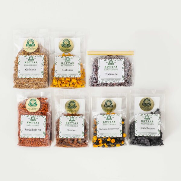 Transparente Produktverpackungen gefüllt mit Hölzern, Wurzeln und getrockneten Beeren zur natürlichen Färbung von Ostereiern.
