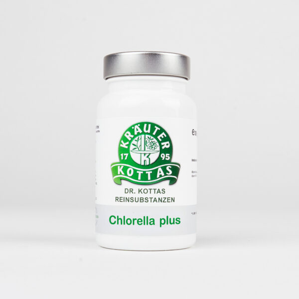 Weiße Dose vor grauem Hintergrund mit DR. KOTTAS Chlorella plus mit grünem KOTTAS Logo