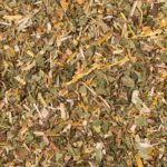 Nahaufnahme der getrockneten Kräuter des Herbstkurtees