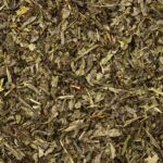 Nahaufnahme des getrockneten Sencha Grüntees koffeinfrei