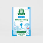 Eine Packung DR. KOTTAS Entwässerung Kräutertee im Filterbeutel mit blauen Kräuterillustrationen
