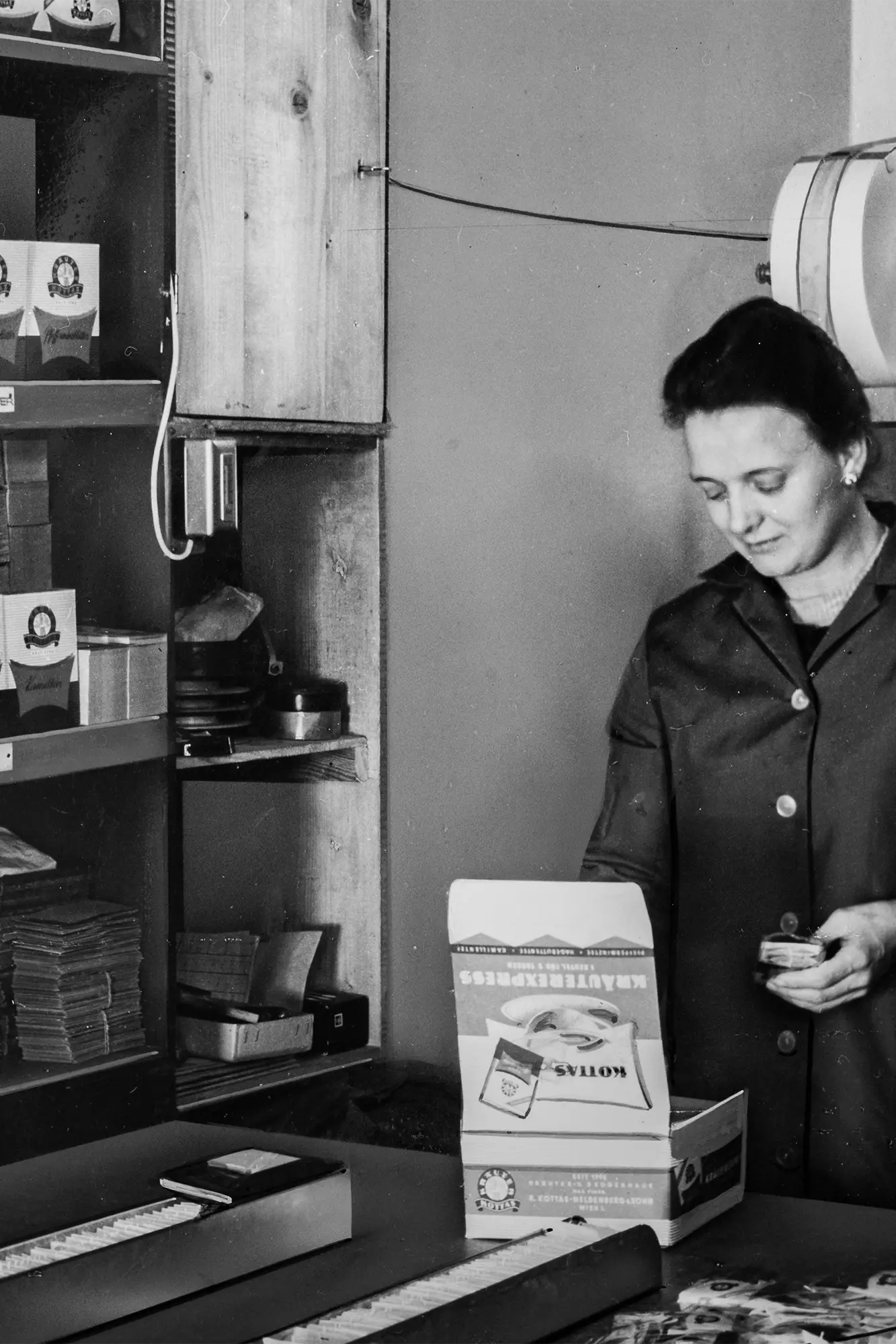 Schwarz-Weiß-Fotografie einer arbeitenden Frau aus den 60ern