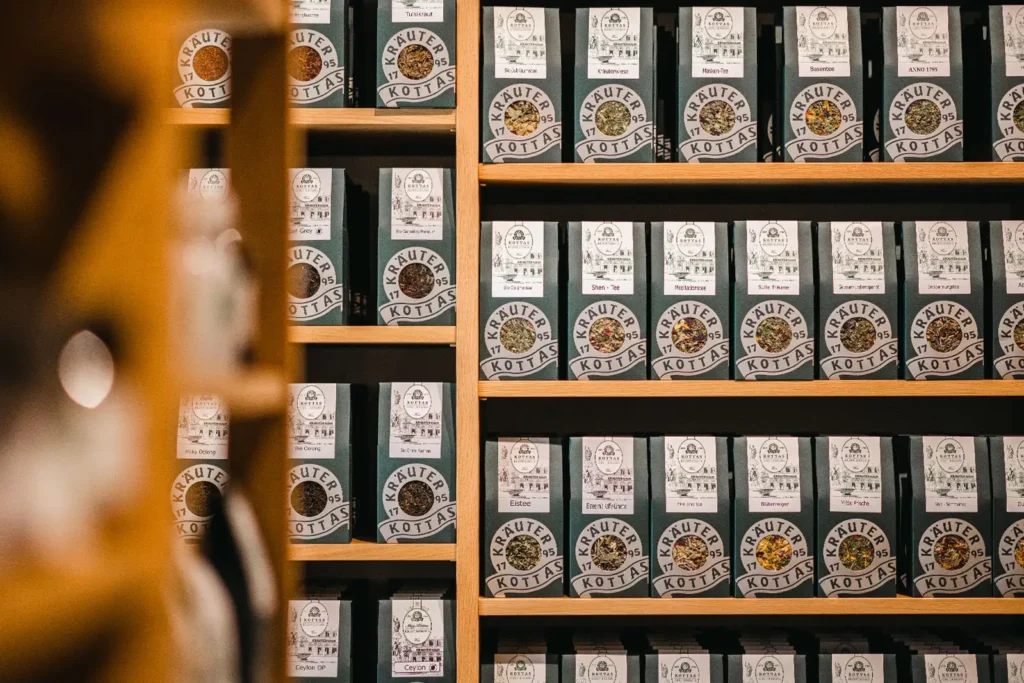 Regale gefüllt mit Teepackungen aus dem KOTTAS Kräuterhaus