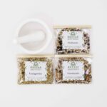 Inhalt KOTTAS Kräuterhaus Gewürzbox bestehend aus weißen Mörser und drei Cellophanbeuteln mit Fischgewürz, Pfeffermix und Gewürzsalz.
