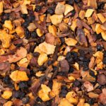 Nahaufnahme der Kräuter- und Früchtemischung zum Ansetzen von Adventlikör