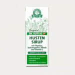 Weiß-grüne Verpackung mit grünen Kräuterillustration von ORIGINAL DR. KOTTAS Hustensirup