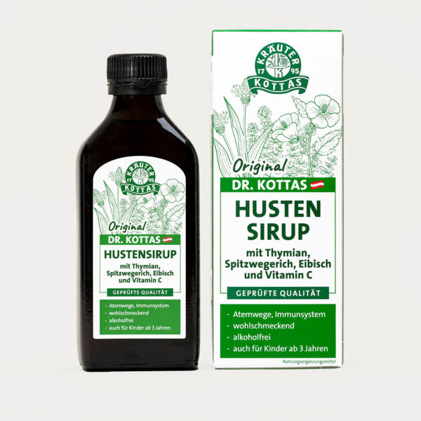 Dunkelbraune Flasche ORIGINAL DR. KOTTAS Hustensirup neben Kartonverpackung mit grünen Kräuterillustrationen.