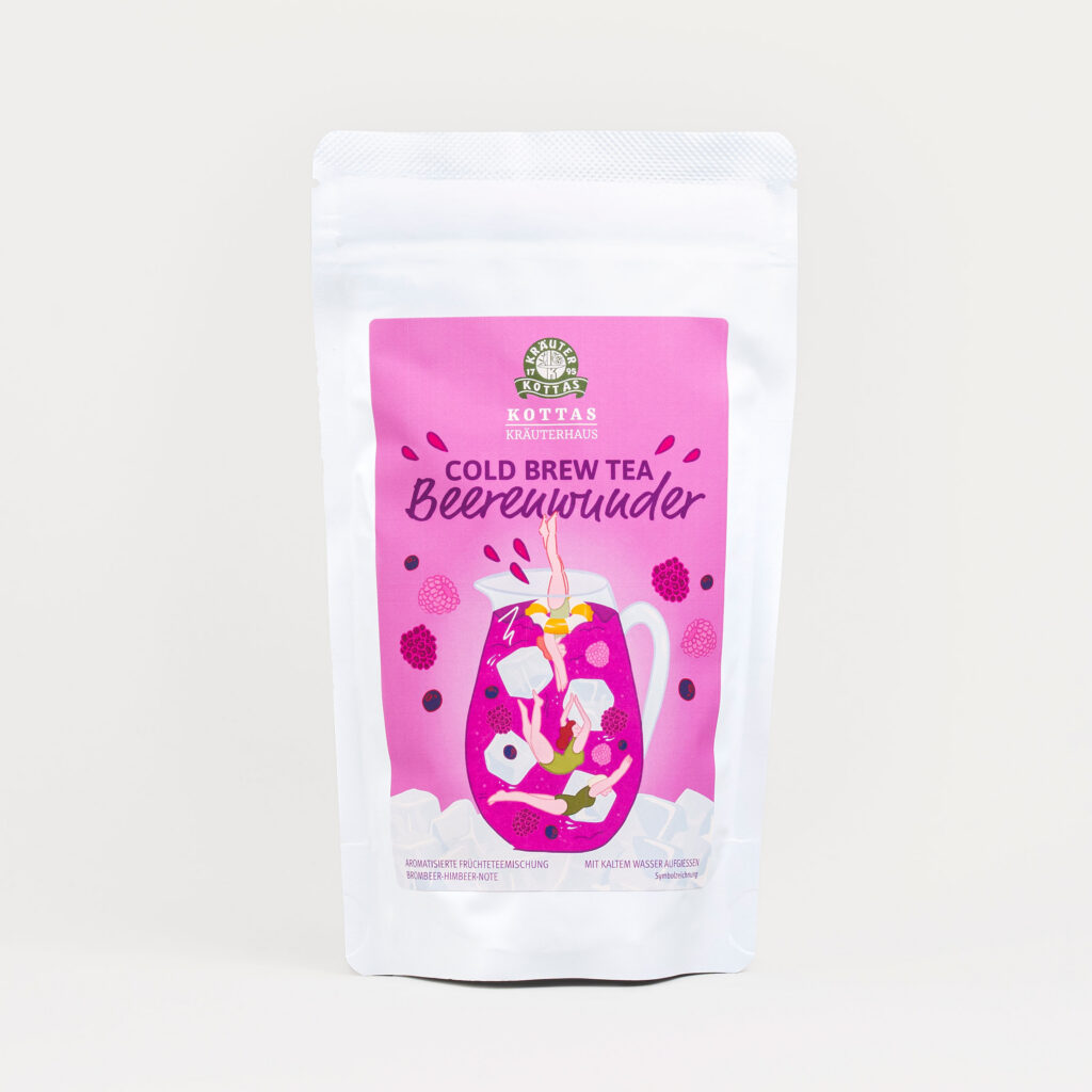 Eine weiße Packung Cold Brew Tea Beerwunder mit beerenfarbenenen Etikett
