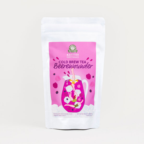 Eine weiße Packung Cold Brew Tea Beerwunder mit beerenfarbenenen Etikett