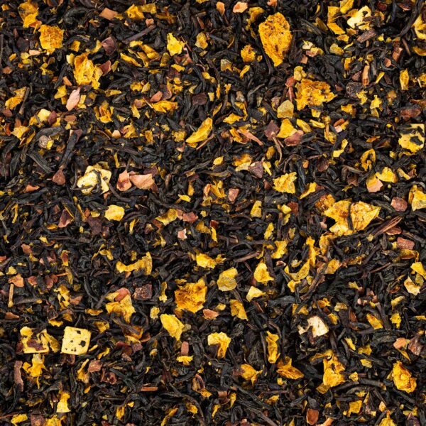 Nahaufnahme Schwarzteemischung mit Sanddornbeeren und alkoholfreiem Rum-Aroma des KOTTAS Kräuterhaus Wiener Walzer Tees