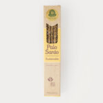 Eine Packung Sagrada Madre Räucherstäbchen mit Palo Santo Holz in brauner, nachhaltiger Verpackung mit Sichtfenster
