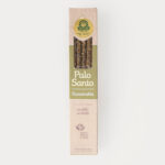 Eine Packung Sagrada Madre Räucherstäbchen mit Palo Santo Holz und Salbei in brauner, nachhaltiger Verpackung mit Sichtfenster.