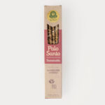 Eine Packung Sagrada Madre Räucherstäbchen mit Palo Santo Holz und Sandelholz in brauner, nachhaltiger Verpackung mit Sichtfenster.